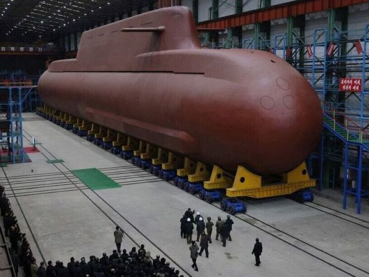 В КНДР появились фото осматривающего ядерную подлодку Ким Чен Ына