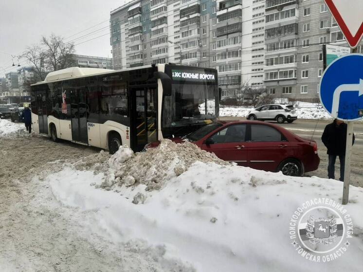 На Иркутском тракте в Томске столкнулись легковушка и автобус