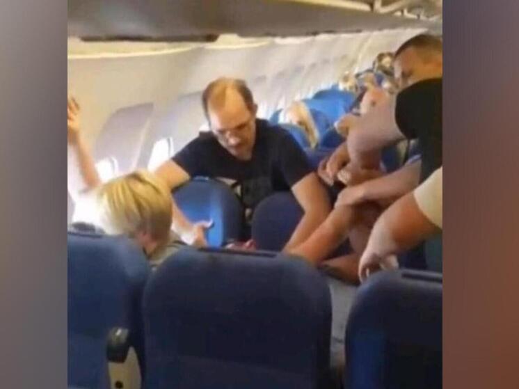 Для россиян закончились новогодние каникулы в Таиланде после драки в «рукаве» самолета