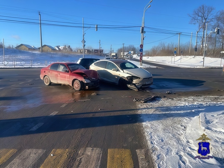 В Самаре Chevrolet проехал на красный и столкнулся с Tesla