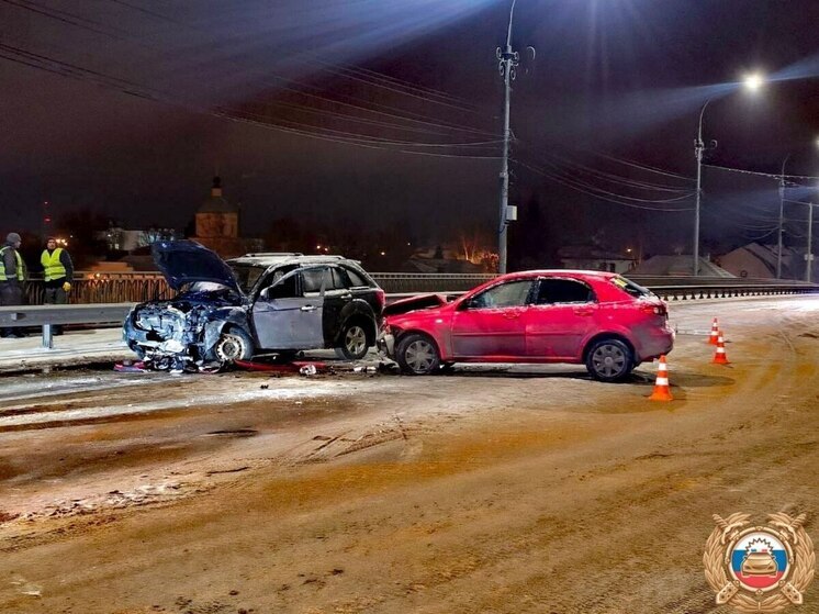 На Тверецком мосту в Твери произошло лобовое столкновение: пострадали люди