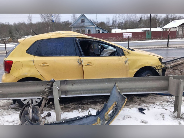 В Новгородском округе водитель получил сотрясение при столкновении с барьером