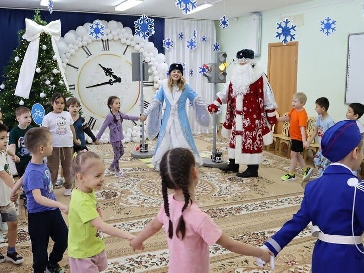 В Ханты‑Мансийске полицейский Дед Мороз поздравил мальчика, мечтающего о службе в ДПС