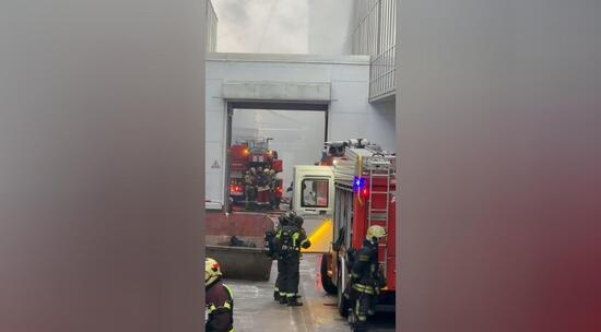 На Варшавском шоссе продолжается тушение пожара в бизнес-центре