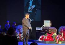 Спустя более часа с момента начала гражданской панихиды по Анатолию Лобоцкому в Театре Маяковского в зале прозвучало слово