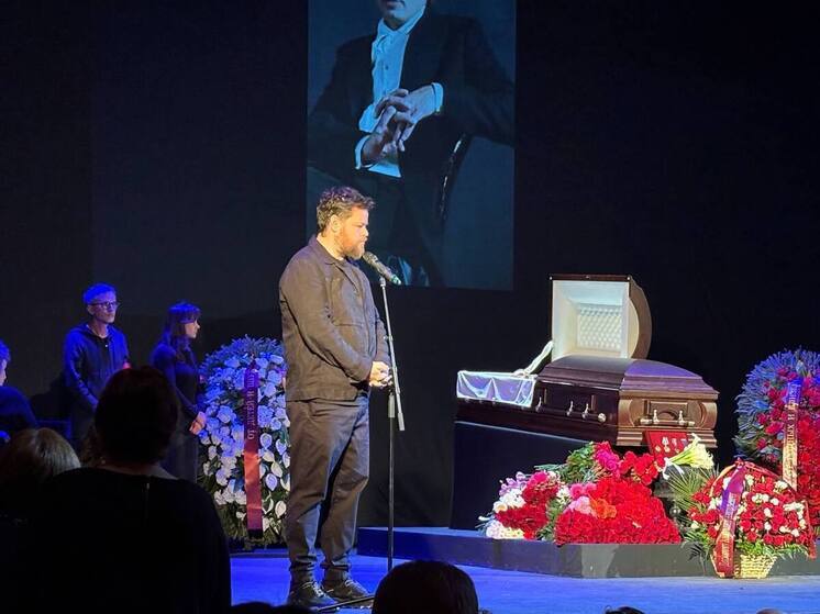 Худрук Театра Маяковского Перегудов первым выступил на прощании с Лобоцким