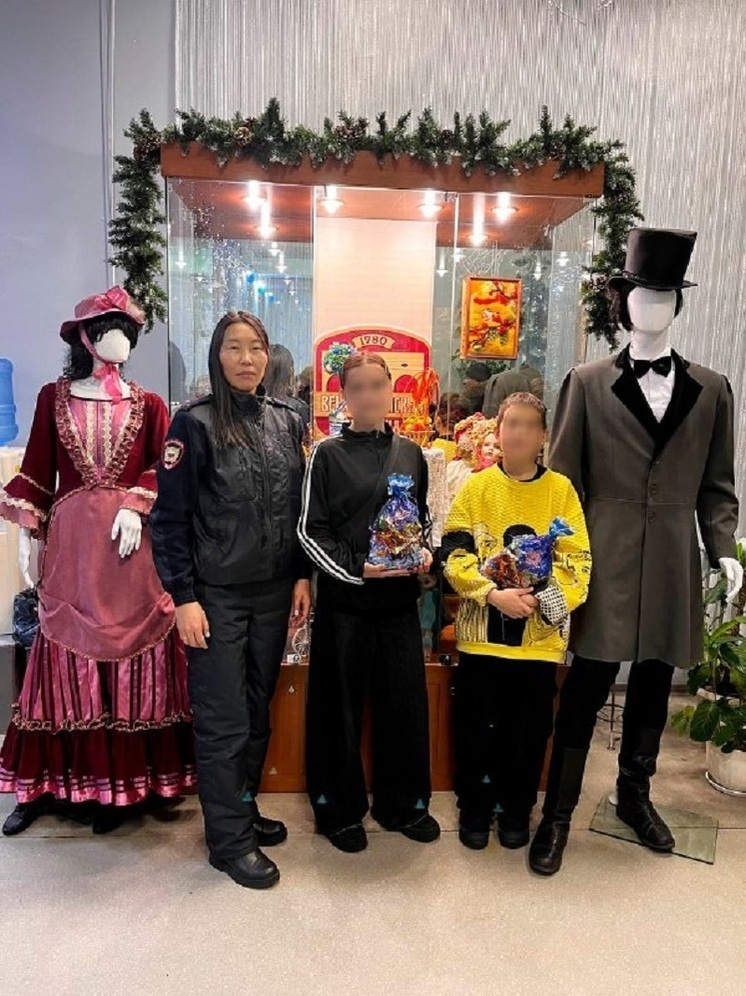 Полицейские Улан-Удэ устроили новогодний праздник для детей