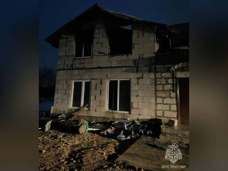 В Великом Новгороде пламя повредило кровлю недостроенного дома