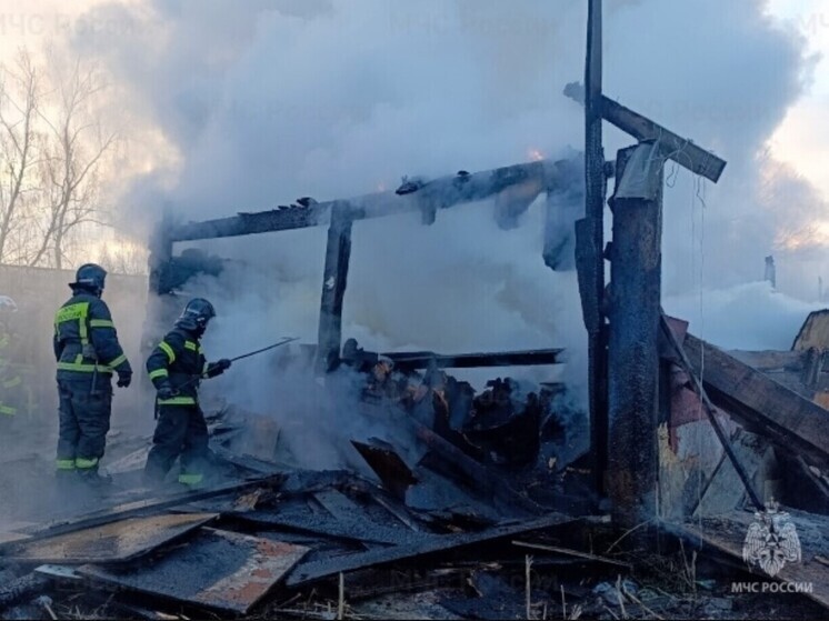 В Орловской области загорелось деревянное здание