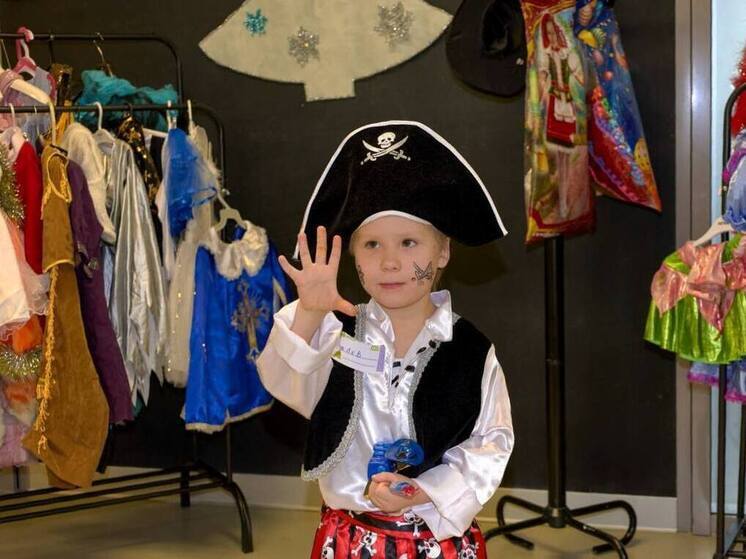 Меняться новогодними костюмами и украшениями приглашают новоуренгойцев