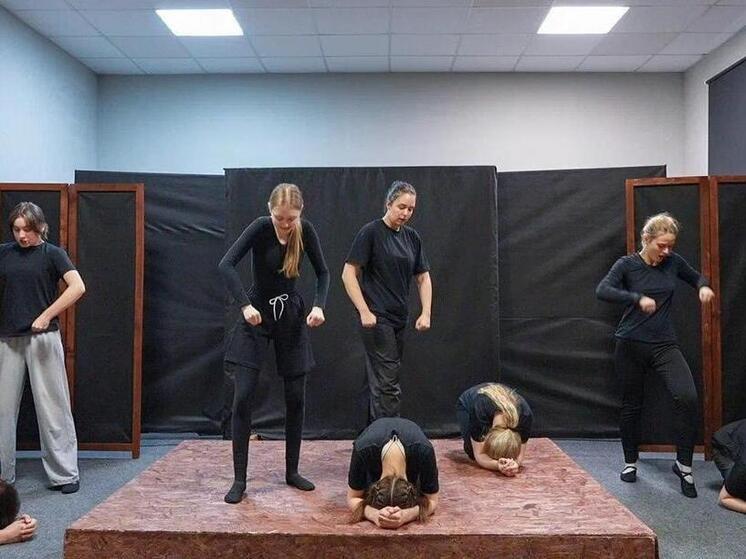 Калужане учат школьников Первомайска сценической речи