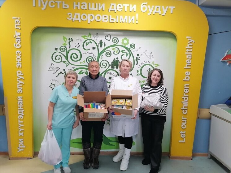 Жители Бурятии дарят новогоднее чудо маленьким пациентам больницы