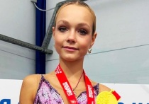 14-летняя Елена Костылева и 18-летняя Алина Горбачева записали совместное видео в квартире своего тренера Софьи Федченко. Обе фигуристки живут в квартире своей наставницы.