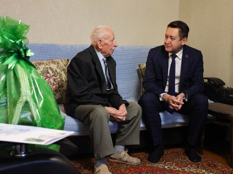 Руслан Бутов перед Новым годом навестил ветерана ВОВ в Новомосковске