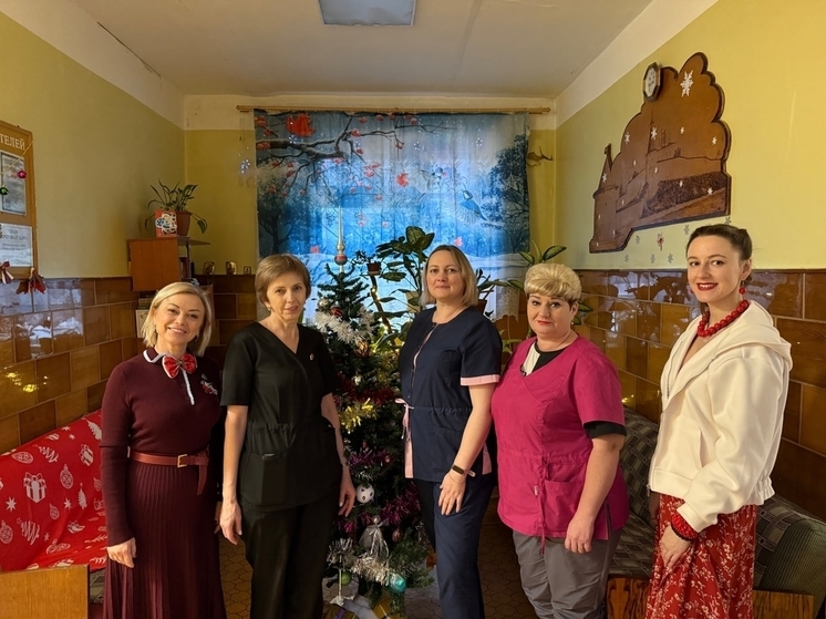 Частичка домашнего тепла в преддверии Нового года: бойцов псковского госпиталя поздравили активистки «Женского движения Единой России»