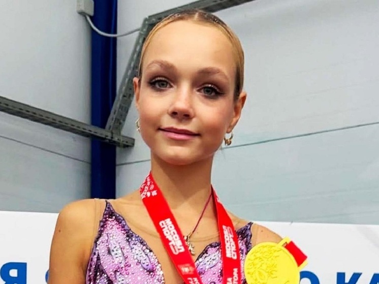 14-летняя Елена Костылева и 18-летняя Алина Горбачева записали совместное видео в квартире своего тренера Софьи Федченко. Обе фигуристки живут в квартире своей наставницы.