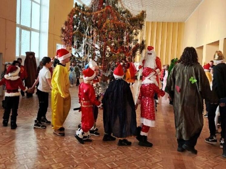 В Энергетике закружились хороводы вокруг настоящей ёлки: начались новогодние утренники