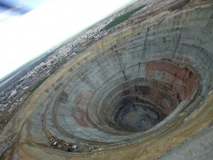 В архангельском месторождении нашли алмазы в виде елочного шара и щенка