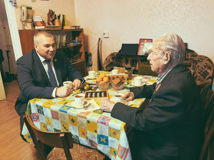 В канун Нового года мэр Новокузнецка посетил ветерана Василия Симкина