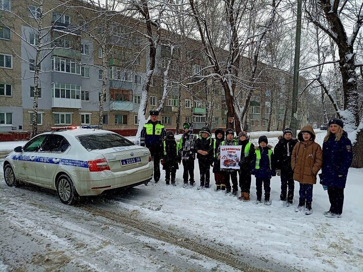 Дети вручили пензенским водителям листовки о правилах безопасности на зимней дороге