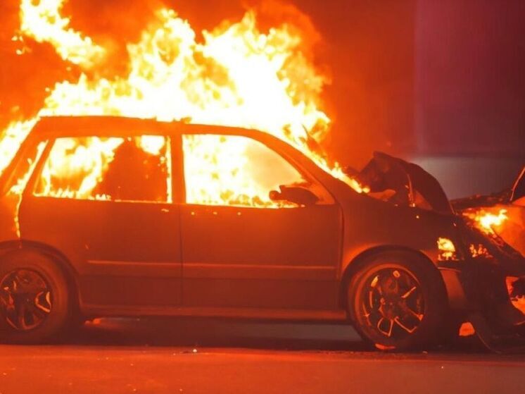 Петербуржец по указанию из мессенджера сжег Mercedes за списание долга