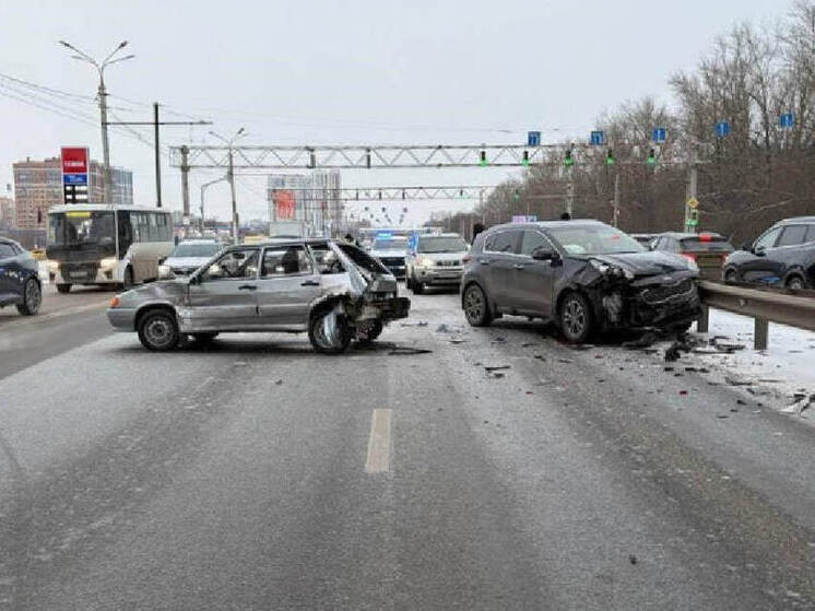 На Московском шоссе водитель «Ниссана» устроил массовое ДТП