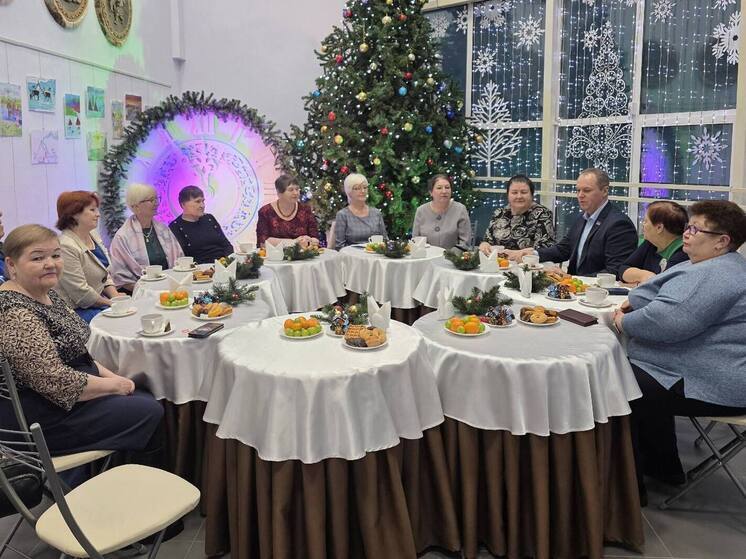 Депутат Заксобрания за чаепитием поздравил с наступающим Новым годом ветеранов Приуралья