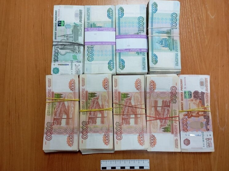 В Республике Алтай полицейские задержали 20-летнего жителя Нижнего Новгорода, который по указанию аферистов приехал в регион в качестве курьера и похитил 2,9 млн рублей у вдовы участника СВО