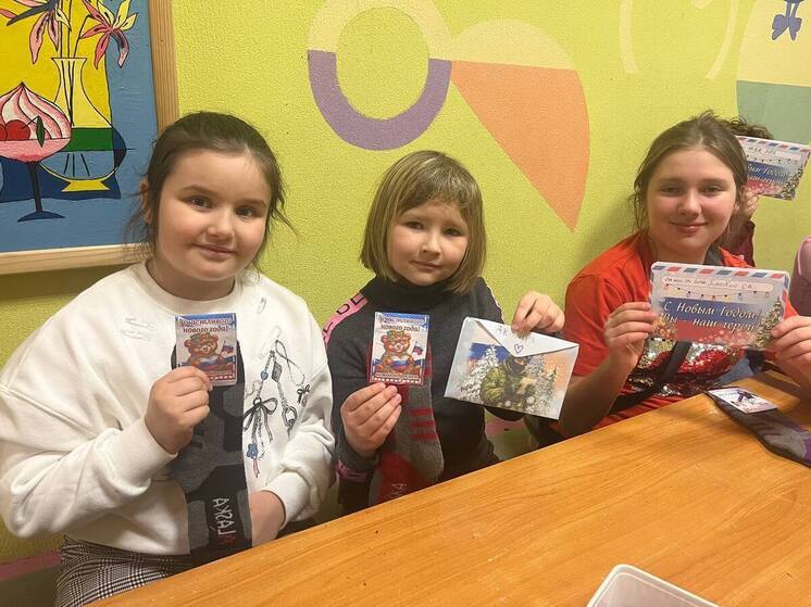 Ребята из серпуховского кружка «Мастерилка» готовят новогодние подарки для защитников