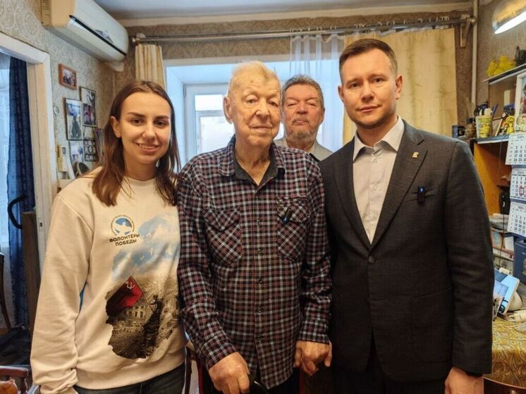 «С Новым годом, ветеран!»: «Единая Россия» поздравляет фронтовиков с наступающим праздником