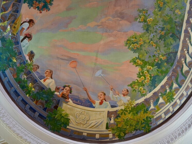 В Донецком республиканском дворце детского и юношеского творчества завершён первый этап реставрации уникального объекта — «Комнаты сказок», созданной в начале 1950-х годов известным донецким художником Евгением Грейлихом