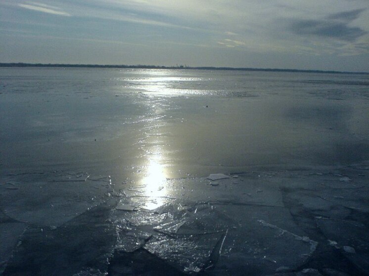 На Волге в Саратове за ночь образовался ледяной панцирь