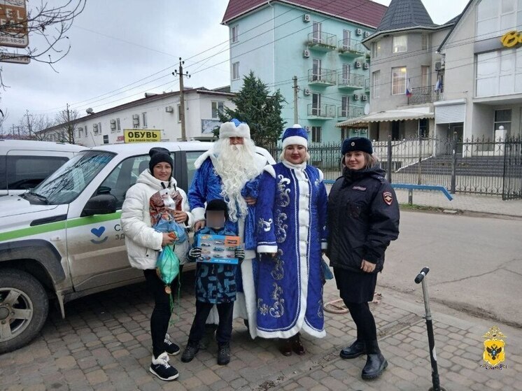 В преддверии праздников «Полицейский Дед Мороз» поздравил херсонских детей