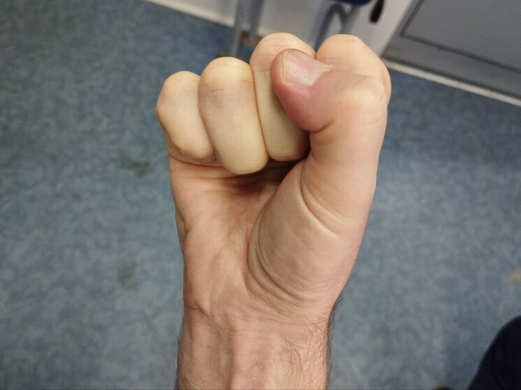 Женщина ударила мужчину ножом во время застолья в Апатитах