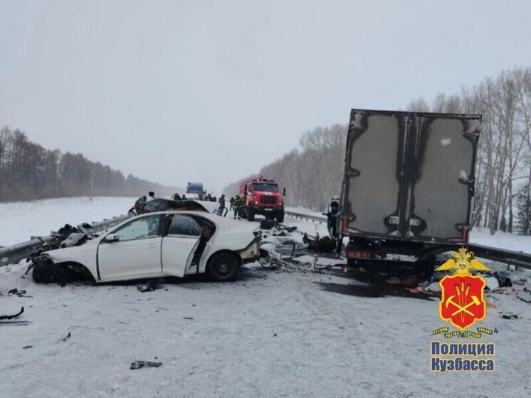 На кузбасской дороге погибли три человека в аварии с фургоном
