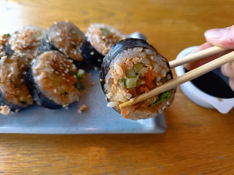 Роспотребнадзор напомнил петербуржцам, на что обратить внимание при заказе роллов, чтобы не отравится. Основные ингредиенты для этих блюд не проходят тепловую обработку. Это значит, что они портятся очень быстро.