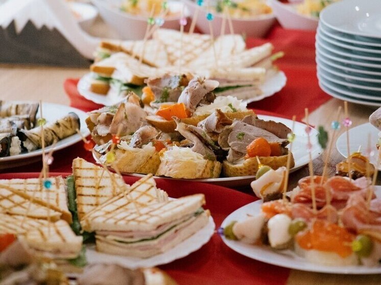 Подготовка к Новому году требует больших затрат у пензенцев: праздничный стол с традиционными блюдами, подарки для родных и близких, а также развлечения на длинных выходных становится серьёзным испытанием для бюджета. Чтобы не войти в новый год с пустым кошельком, многие жители региона заранее пересматривают траты и решают, на чём они готовы сэкономить в преддверии праздника. Но есть и такие статьи расходов, с которыми пензенцы не готовы расстаться.