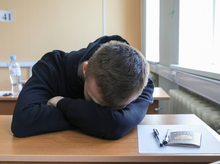 Видео с издевательствами над педагогом привело к отчислению школьника в Москве