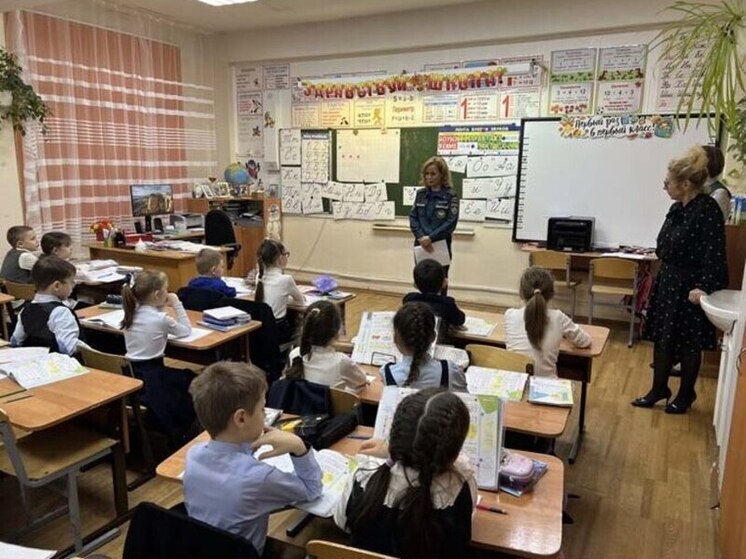 Для кингисеппских первоклассников провели урок пожарной безопасности