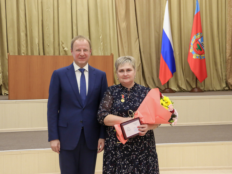 Работа — второй дом. Бригадира алтайской молочной фермы отметили почетным званием