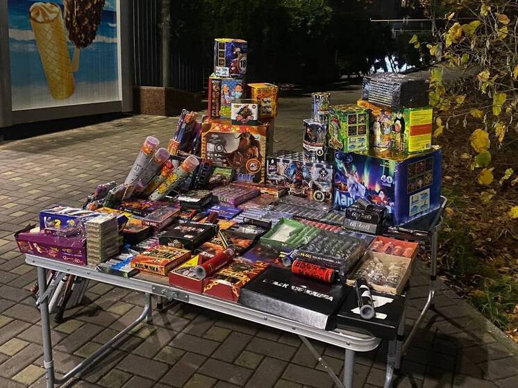 УВД: сочинские участковые пресекли нелегальную торговлю пиротехникой прямо со стола на улице в Дагомысе