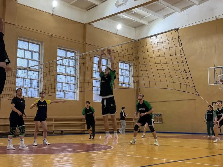 В Калмыкии провели новогодний турнир по волейболу