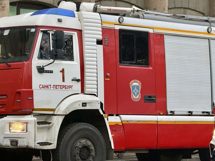 Двое мужчин пострадали в пожарах в разных районах Петербурга за одно утро