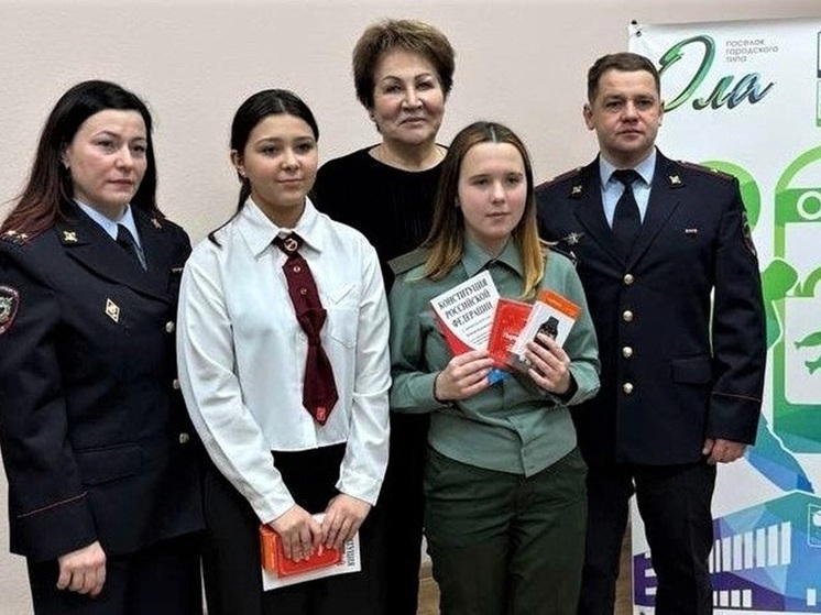 Торжественная церемония в Ольском округе: 14-летним жителям вручили первые паспорта РФ