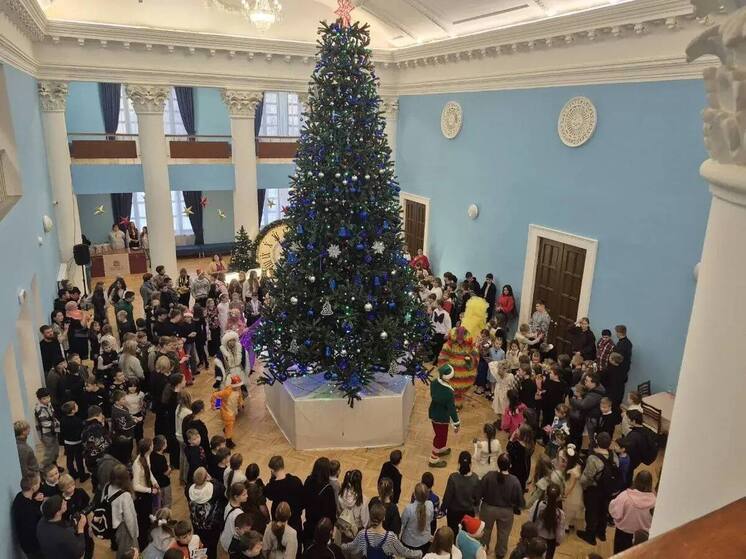 В Сланцах зажгли губернаторские елки