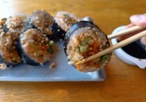 Суши и роллы – популярные блюда, которые многие любят за их вкус и разнообразие. Но стоит помнить, что эти блюда готовятся из свежих ингредиентов, включая рыбу, которая не подвергается термической обработке. Это делает их особенно скоропортящимися и требует особого внимания к безопасности, напоминает Роспотребнадзор.