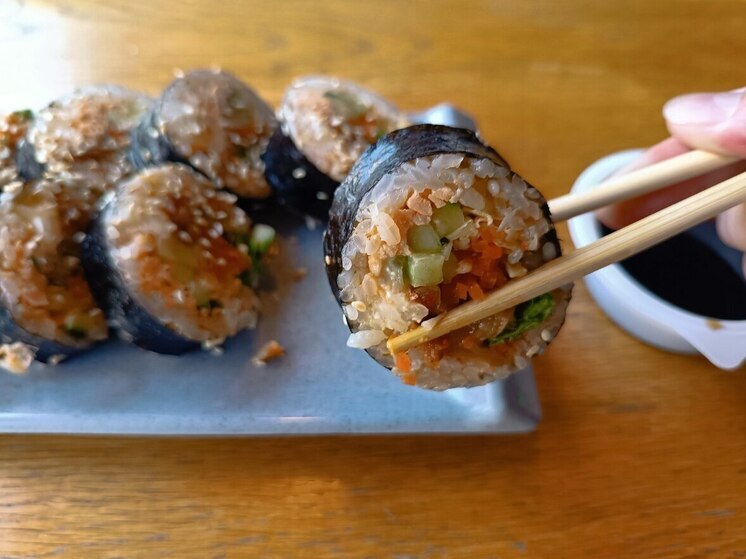 Суши и роллы – популярные блюда, которые многие любят за их вкус и разнообразие. Но стоит помнить, что эти блюда готовятся из свежих ингредиентов, включая рыбу, которая не подвергается термической обработке. Это делает их особенно скоропортящимися и требует особого внимания к безопасности, напоминает Роспотребнадзор.