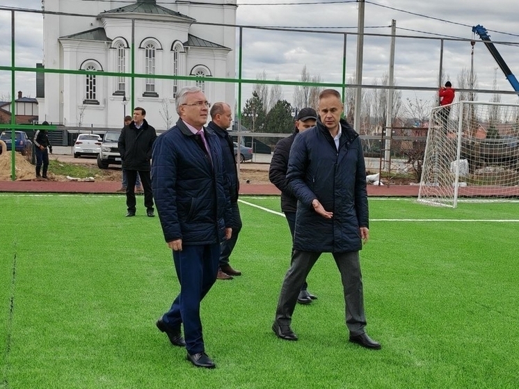 Эдуард Кузнецов оценил ход ремонта спортплощадки в станице Брюховецкой