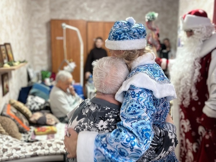 Медики ОКБ Семашко поздравили пожилых рязанцев в геронтологическом центре