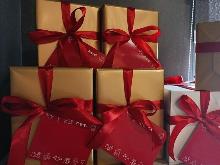 В Новый год многие ждут исполнения заветных желаний и хотят найти под ёлкой подарок, о котором давно мечтали. Чтобы порадовать близких, пензенцы стараются заранее продумать выбор презентов, однако даже при самых добрых намерениях не каждый сюрприз оказывается удачным и вызывает искреннюю радость у получателя. Какие же подарки чаще всего разочаровывают россиян?